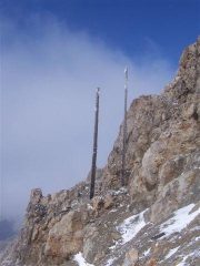 pali telegrafici con tormenta