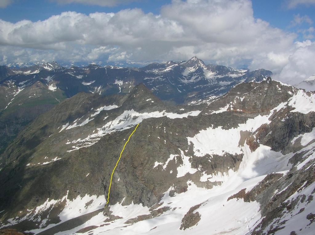 La parete ovest della Tsissetta dell'Arolla, con il tracciato della via, fotografata dalla cima della Punta delle Sengie.