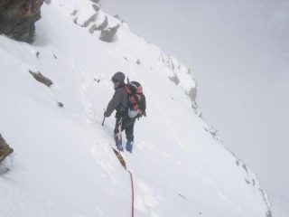 In discesa, poco sotto la spalla