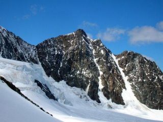 Il Dirrunhorn con a sinistra il canale di accesso al Dirrujoch