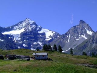 Grivola e Grand Nomenon con in primo piano l'alpe la Pierre