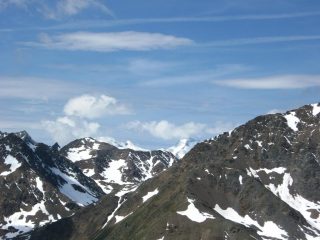 Dalla vetta, in lontananza il Bernina...