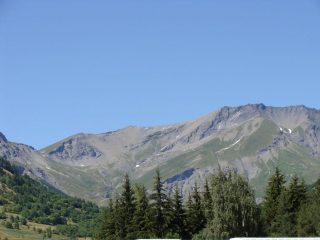 al centro la punta vista da Bardonecchia