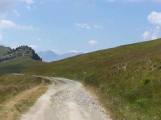 La strada sterrata che porta al Colle della Bicocca
