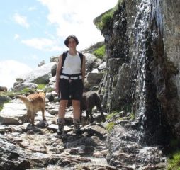 Acqua lungo il sentiero... in compagnia dei cani