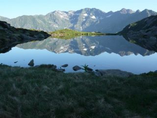 le punte del vallone di codebiollo allo specchio del lago quinseina