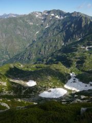 laghetti di chiono ancora innevati