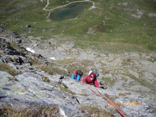 a valle il rifugio ed il vicino laghetto