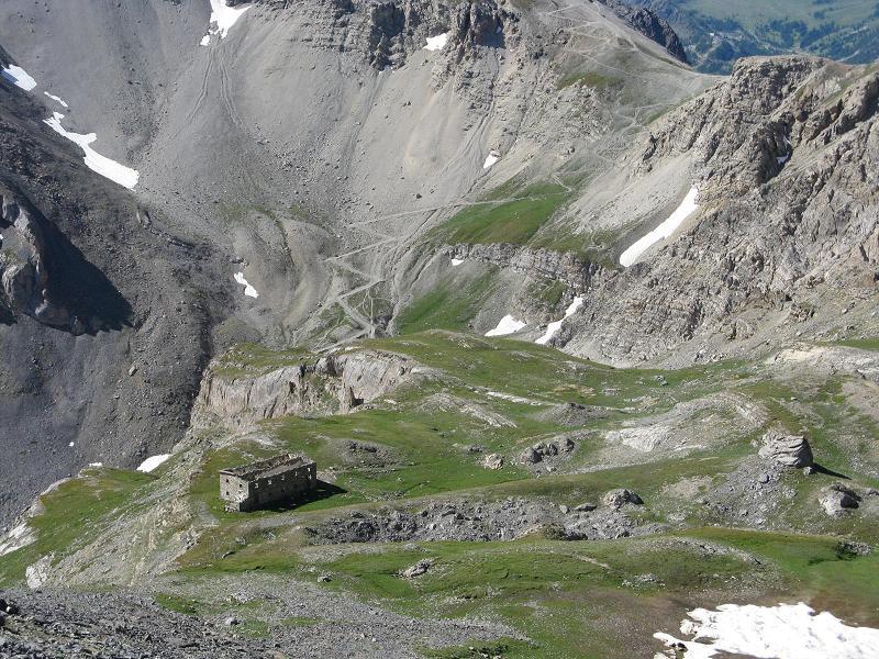 Il fortino diroccato ed il versante di salita con sullo sfondo lo Chaberton