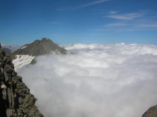 La Torre di Lavina emerge dal mare di nubi.