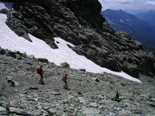 si scende lungo lo sfasciato versante sud dello Spondascia