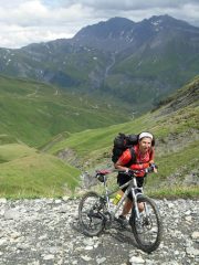 salendo al Col de Fours. In lontananza: il Col de la Seigne da cui proveniamo