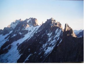L'importante catena montuosa della Verte Droites e Courts,viste dai pressi del col du Triolet