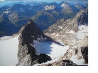 L'Aig. rouge de Triolet(presa a spunto per il testo scritto)vista dalla vetta della  piu' imponente Aig du Triolet