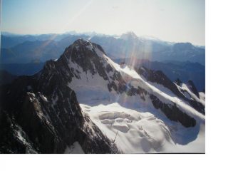 Il M.Dolent dall'Aig.du Triolet si vede il Combin e a dx in lontananza il Rosa.
