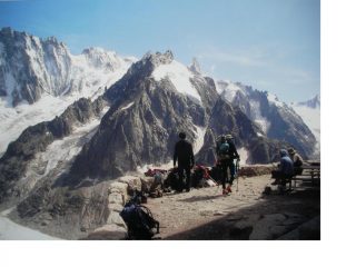 Dal Couvercle si vede il col de Gran Jorasses con in primo piano l'Aig.du Tacul