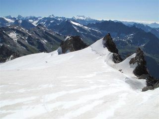 Il tratto in falso piano prima della cima, dietro l'inifinito