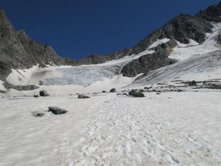 Sul ghiacciaio Tseudet, uno sguardo indietro