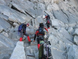 Inizia l'ascensione al colletto