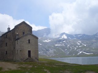 Lago Miserin con vista Rosa dei Banchi