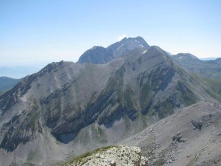 Dalla vetta del Monte Corvo, il Pizzo di Intermesoli, il Corno Piccolo e il Corno Grande