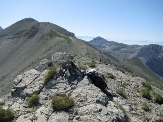 La cresta che sale al Monte Corvo, dalla Vetta Orientale
