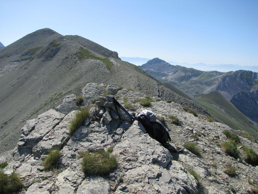 La cresta che sale al Monte Corvo, dalla Vetta Orientale