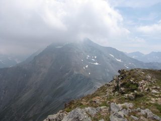 il passo della banchetta e la rognosa con il capello di nuvole sulla cima