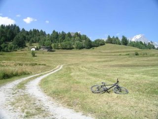 Inizio della sterrata all'alpe Aroetta