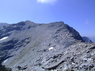 La Bella Valleta (a sinistra) e in centro il colle 2767