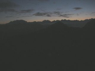 panorama notturno dalla vetta con le ultime luci