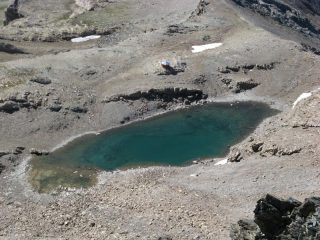Il lago e il bivacco dalla vetta