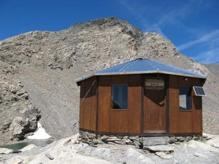 Il bivacco Boerio sullo sfondo il Mongioia