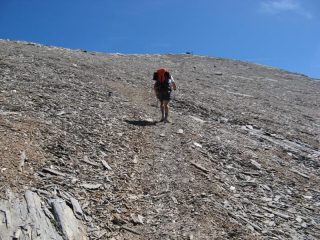 Sulla traccia di sfasciumi poco sotto la vetta