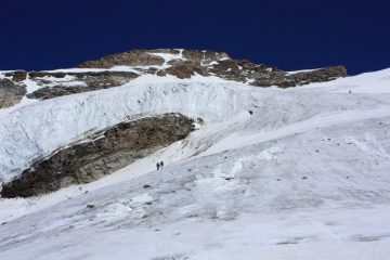Salendo sul Ghiacciaio di Indren verso la Giordani.