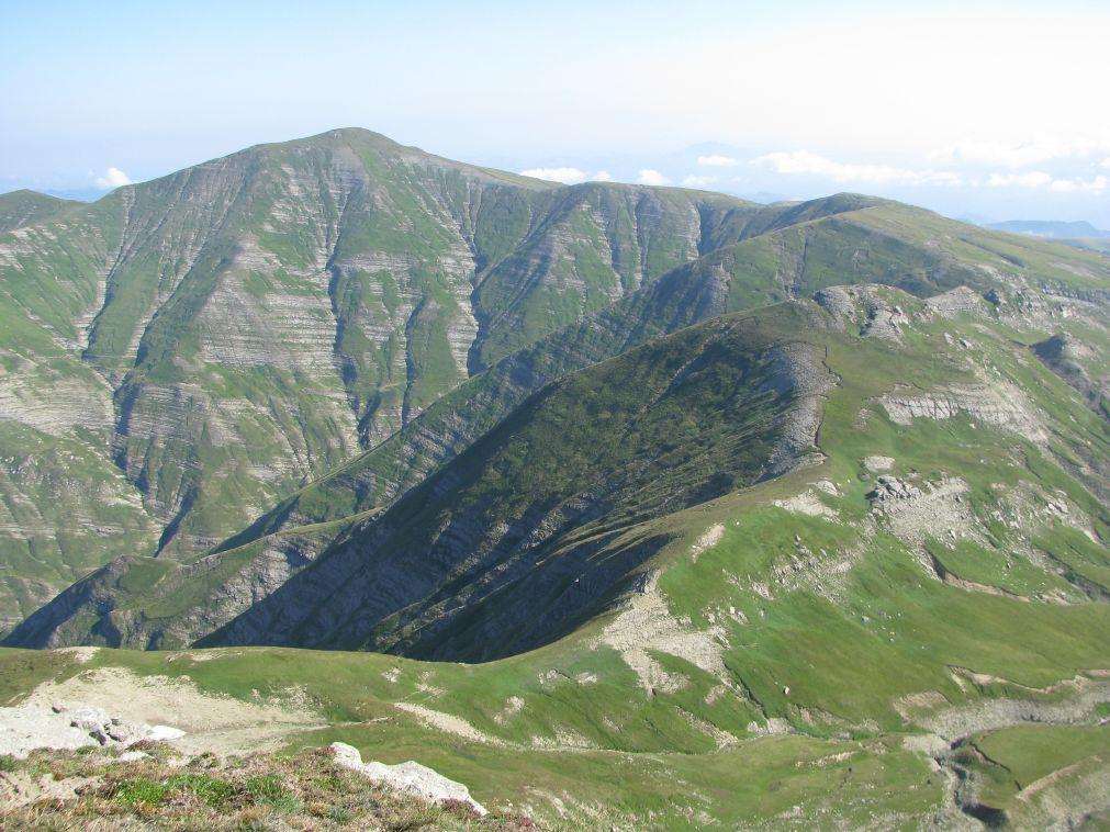 La cresta percorsa ad anello, con sullo Sfondo il Pizzo di Moscio