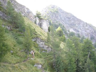 Il sentiero a mezzacosta salendo alla Becca