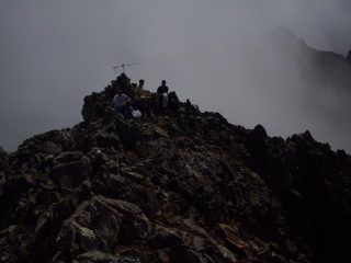 in cima, le nebbie salgono
