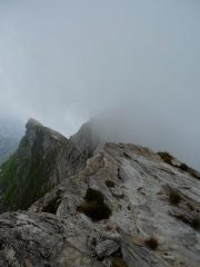 La cresta del Cavallo tra le nebbie
