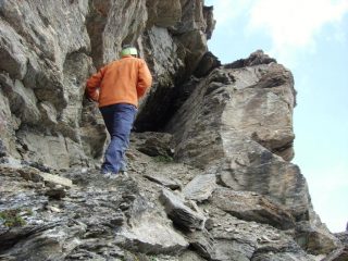 salendo verso la cima attraverso il buco