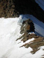Il bivacco ci attende laggiù