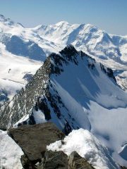 Il Taschhorn è in effetti piuttosto lontano dal Dom 