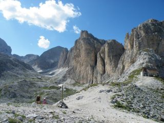 Il Pas de Dona e alle sue spalle , piccolo sulla sinistra il rif.Antermoia