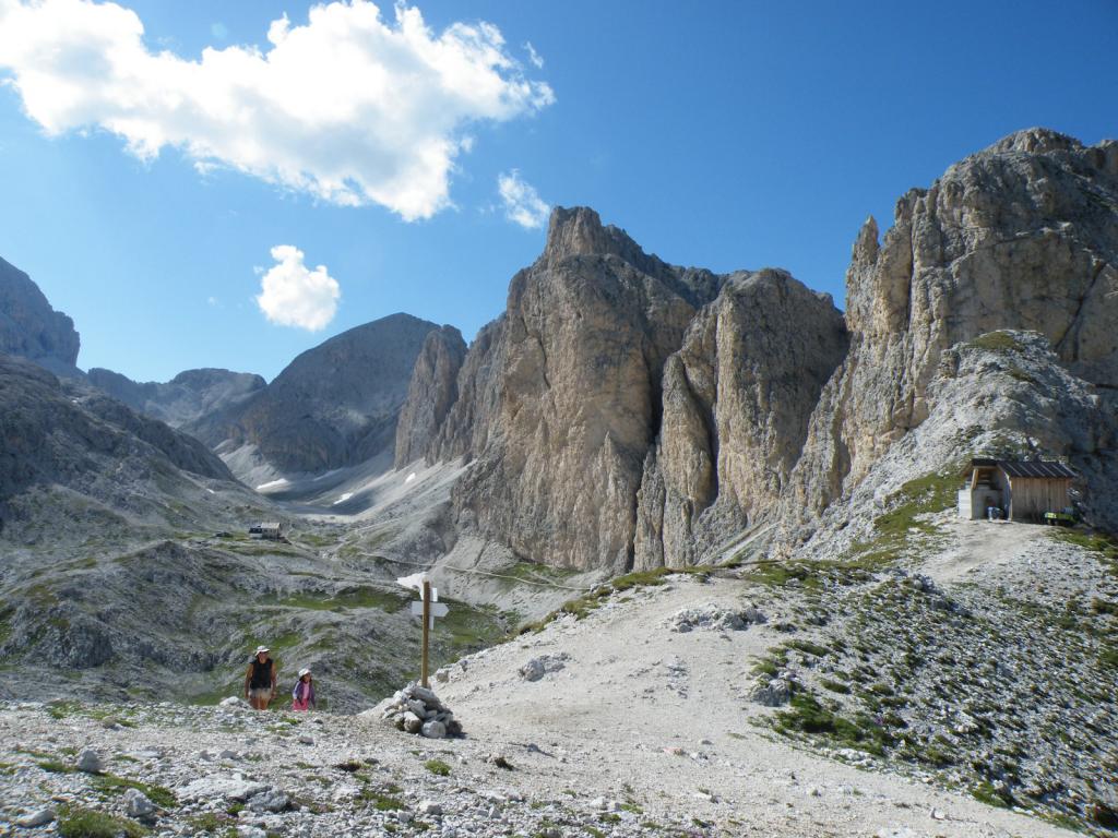 Il Pas de Dona e alle sue spalle , piccolo sulla sinistra il rif.Antermoia
