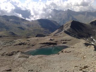 Il lago mongioa e il bivacco dalla cima