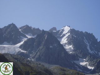 il pic des agneaux svetta scuro sopra i ghiacciai