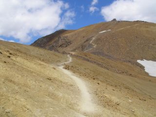 Uno dei pochi tratti pedalabili sotto la cima... spettacolo