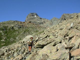 Il ripido canale che conduce alla cresta di confine e la parete est