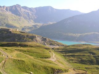 Salendo si continua a vedere il Lago del Moncenisio