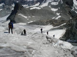 Scendendo tra profondi crepacci